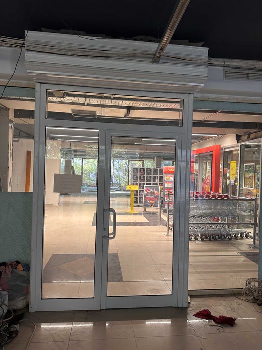 Алуминиева остъклена преграда 177 x 250 см с врата 95 x 205 см, Варна