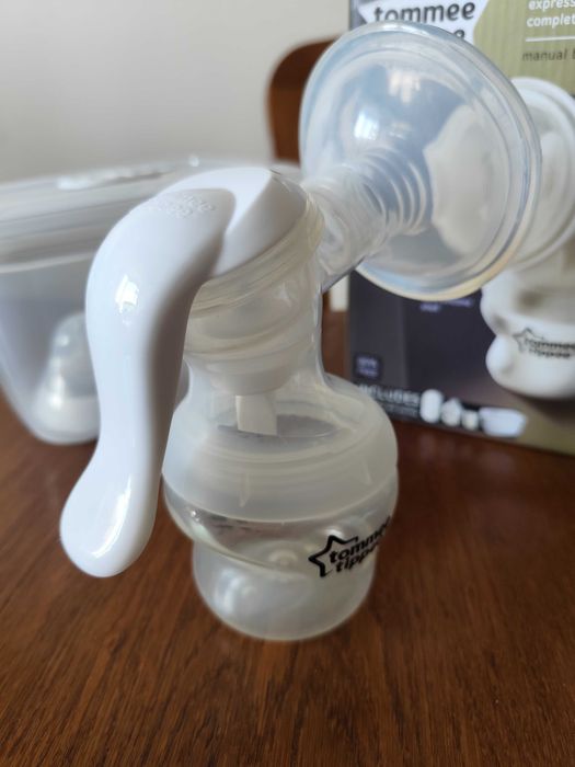 Ръчна помпа за кърма Tommee Tippee + подарък