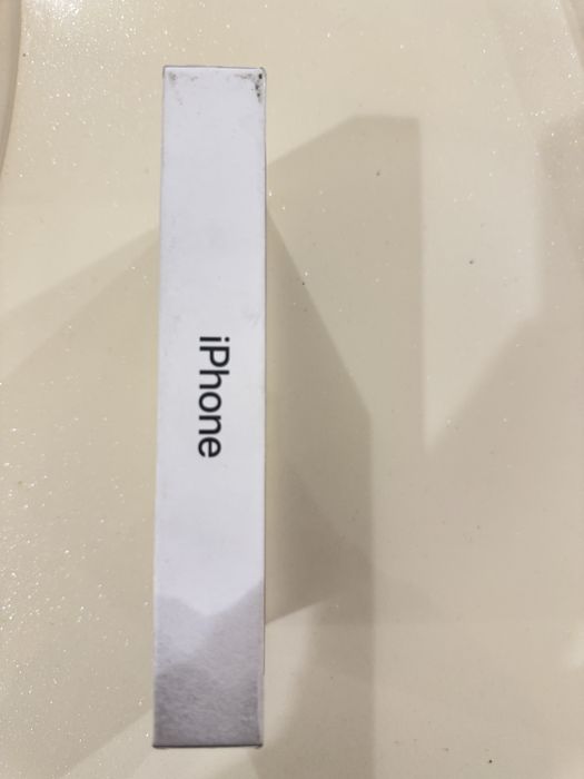 Чисто нов IPhone 17 със кутия зарядно и др..