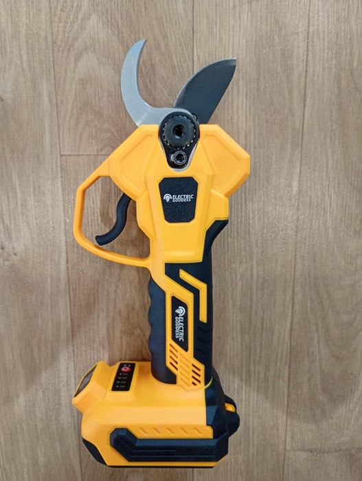 foarfeca pomi si vie baterii makita milwaukee dewalt