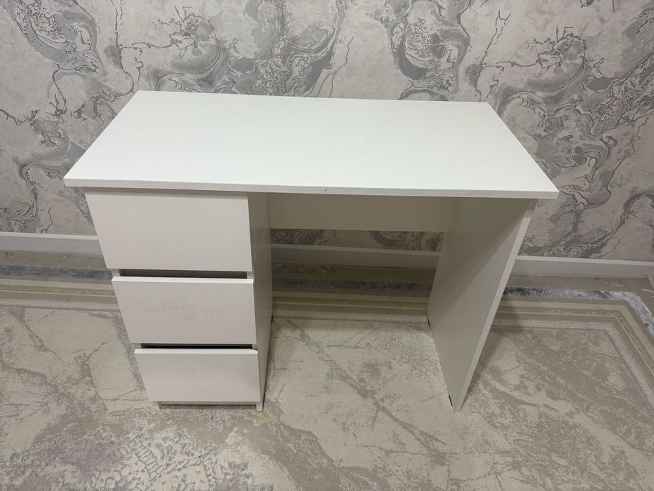 Белый письменный стол с тремя выдвижеными ящиками