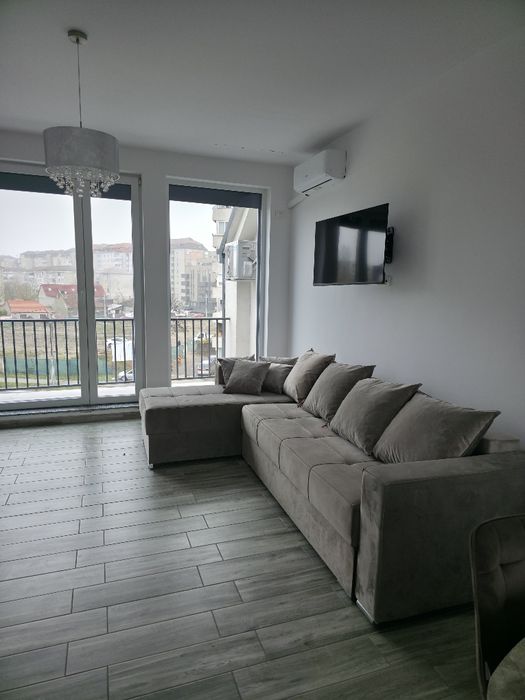 Închiriez apartament 3 Camere +2 Băi zona Ioșia