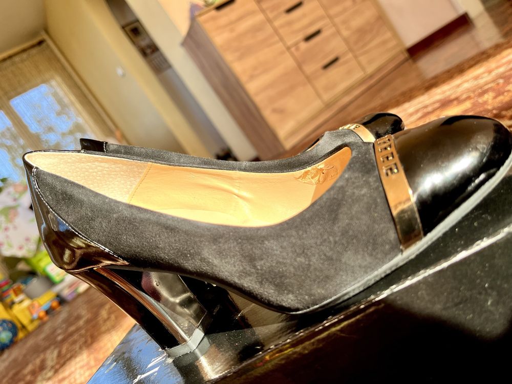 Италиански обувки със златен ток