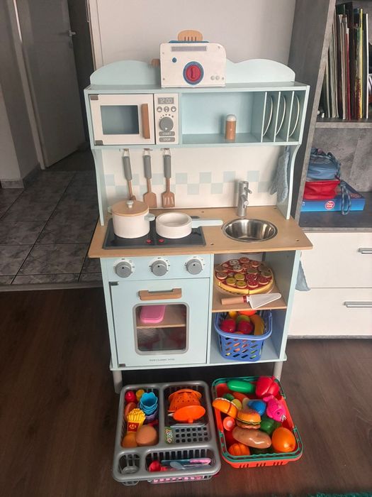 Bucătărie din lemn impecabilă pentru copii
