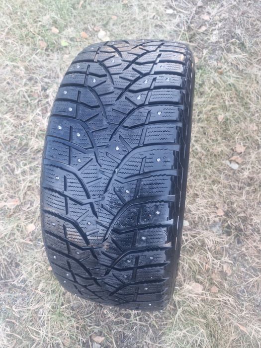 Продам шипованную резину bridgestone