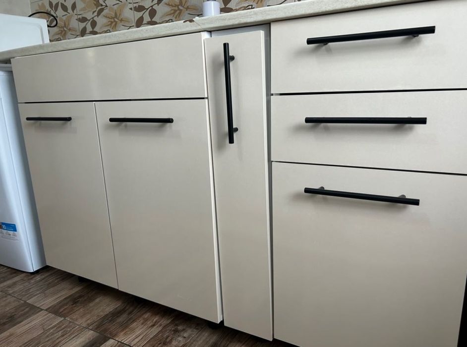 Mobila lucioasa de bucatarie bej