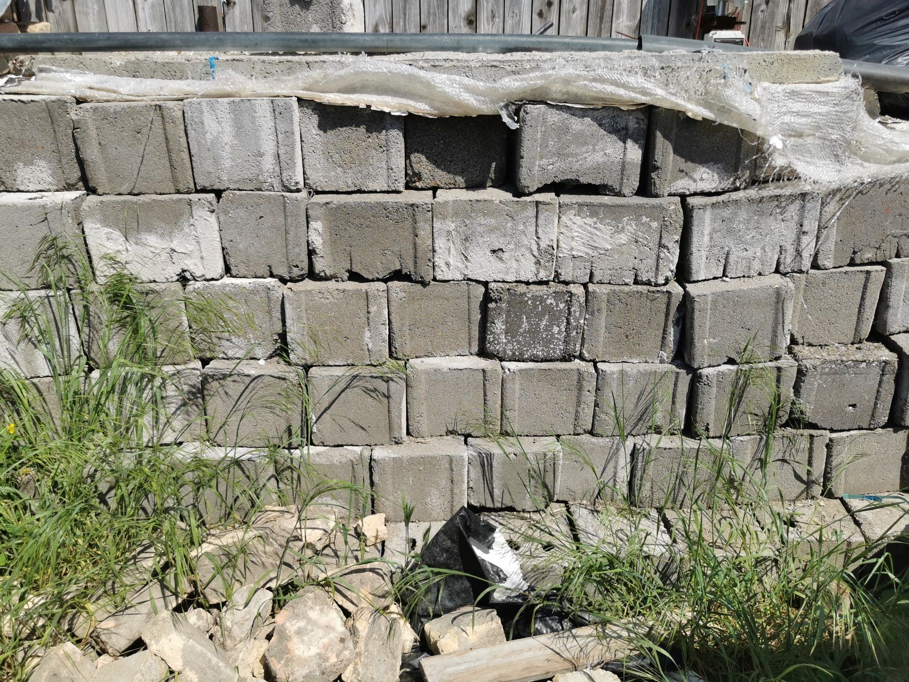 Bolțari și cărămizi