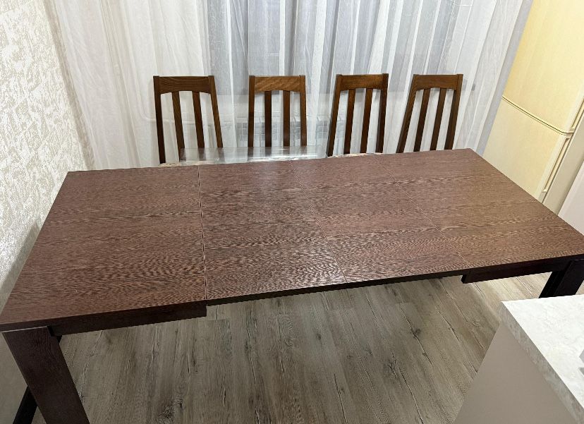 Продаем деревянный стол с стулями