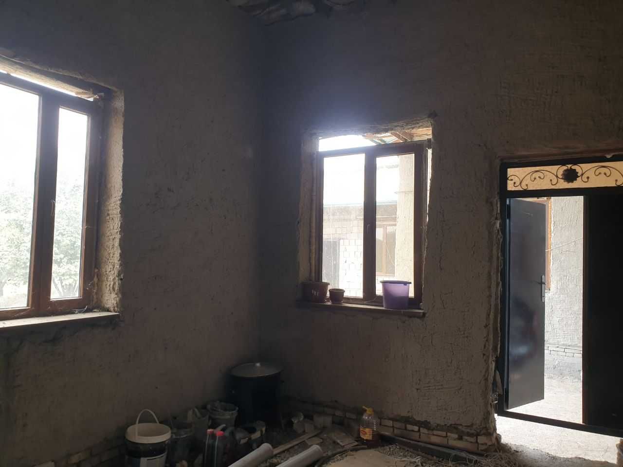 Hovli 8 sotix sotiladi