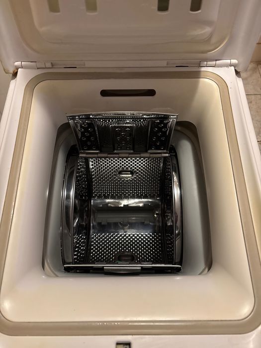 Mașină de spălat cu încărcare superioară în stare foarte bună.