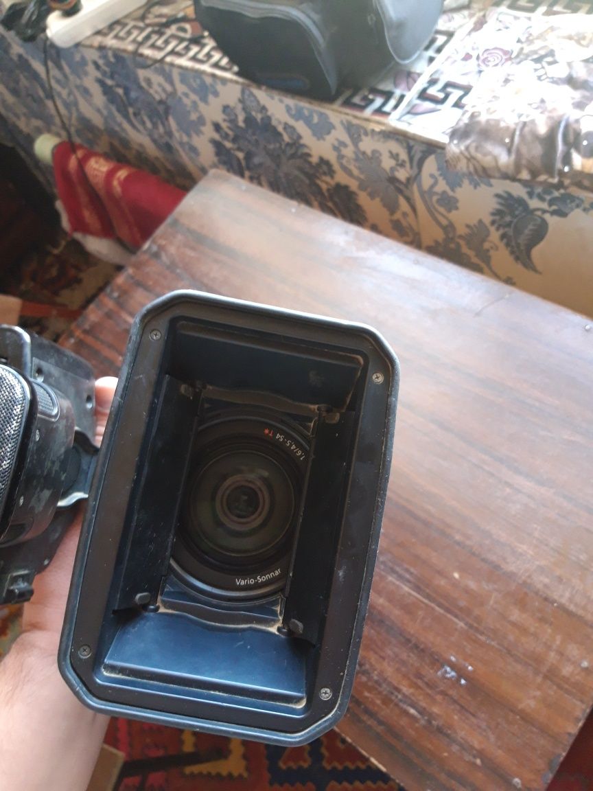 Продаётся видео камеры sony z1 без механизма.