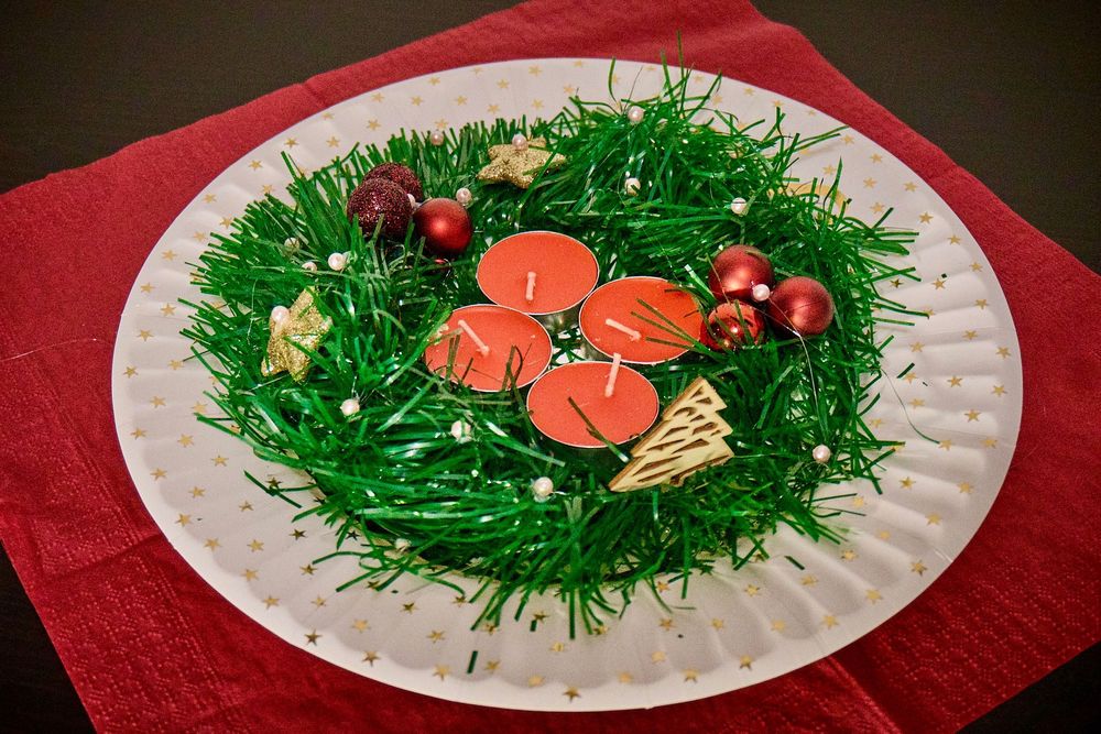 Golden Candle Wreath – Decorațiune handmade de Crăciun