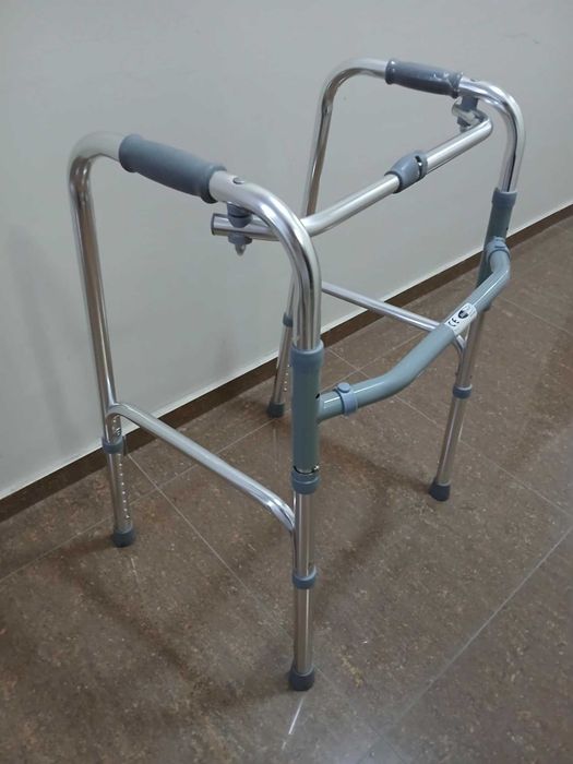 Сгъваема крачеща проходилка