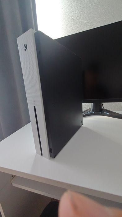Xbox one s cu 2 controlere si 3 jocuri