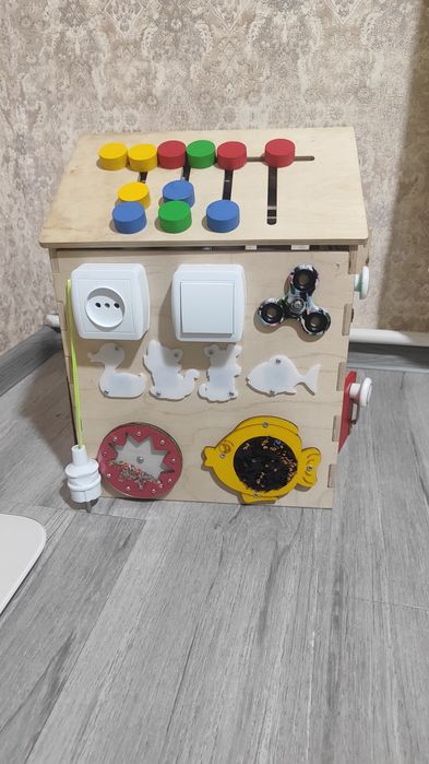 Бизиборд домик  для маленьких любопытных малышей