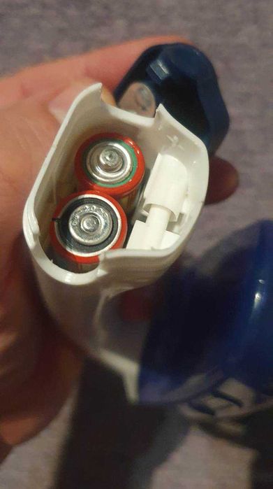 Dispozitiv electric de îndepărtat scame reîncărcabil, cu tot baterii