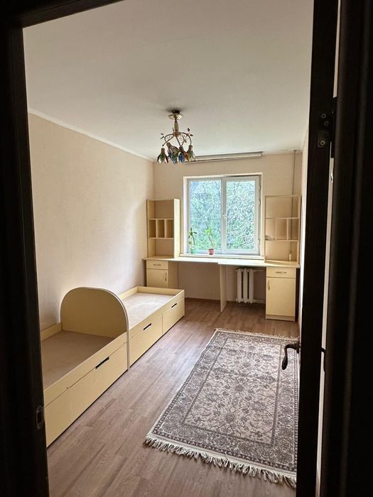 Детские кровати и стол со шкафами