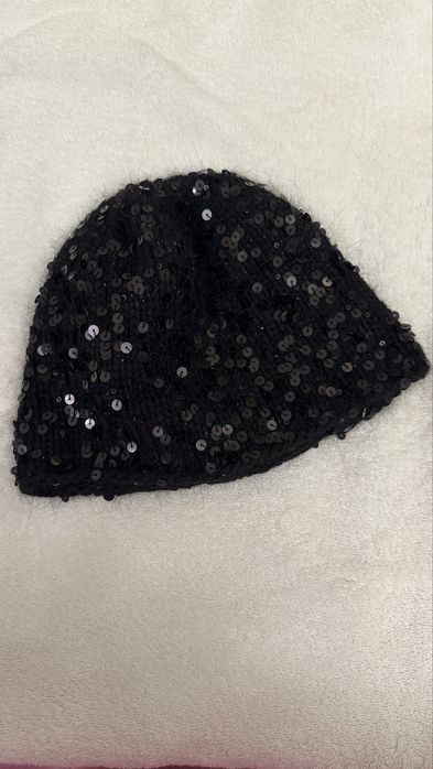 Продается шапка с пайетками новая