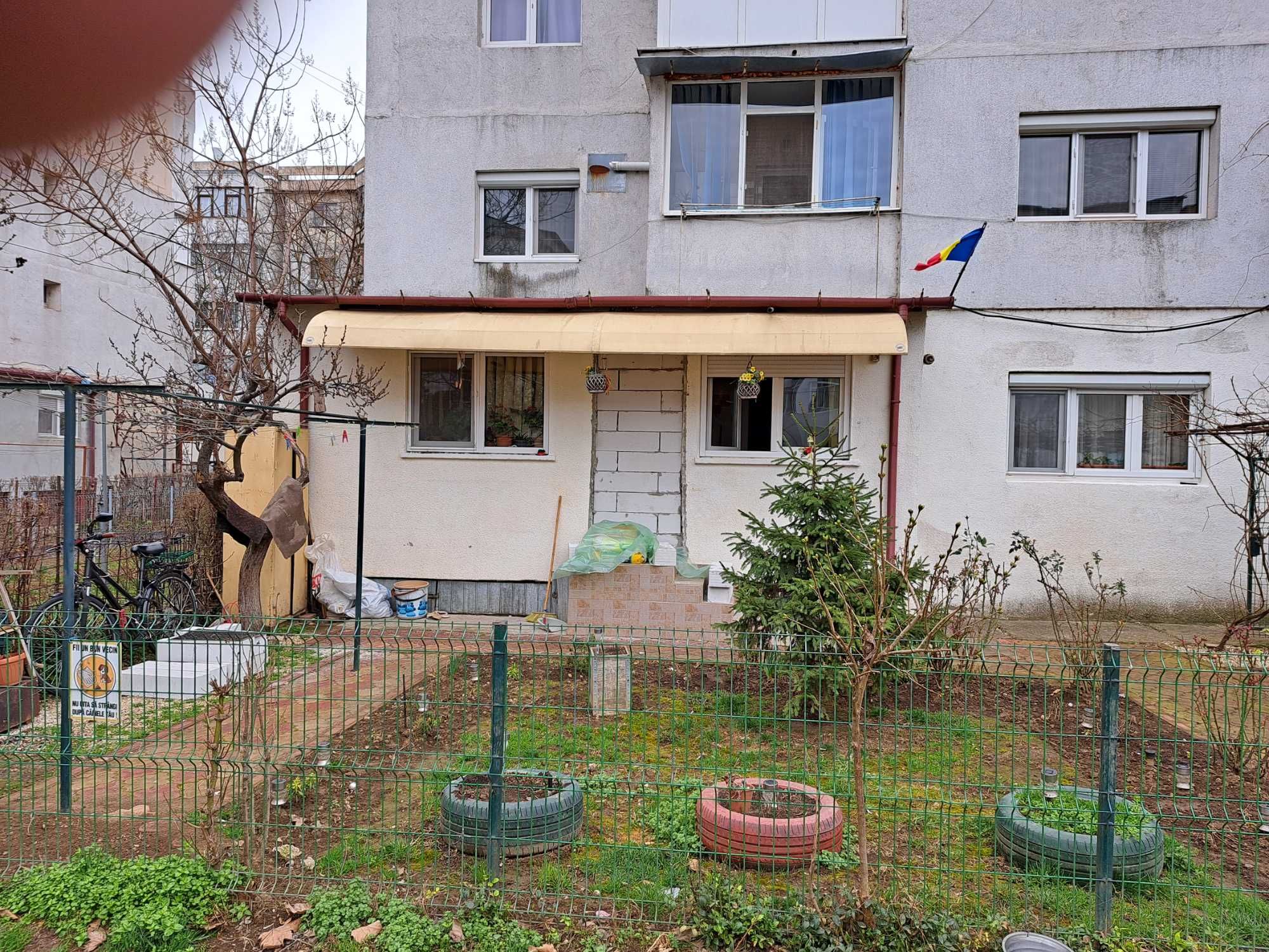 Vanzare  apartament   parter  in  cu  2  camere  si   balcon  extins