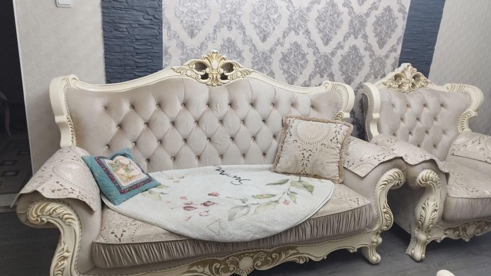 Мебель красивая ( диван и 2 кресла) для  гостиной дома