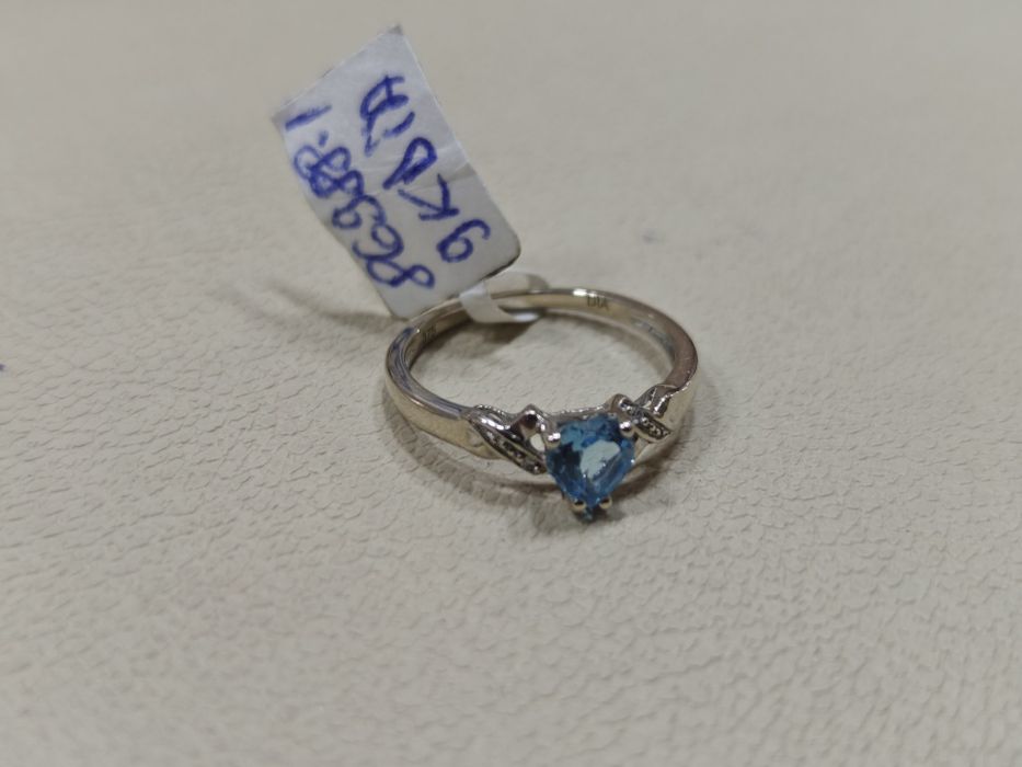 Inel aur alb 9k 1.50 Gr cu diamante și topaz in forma de inima (r)