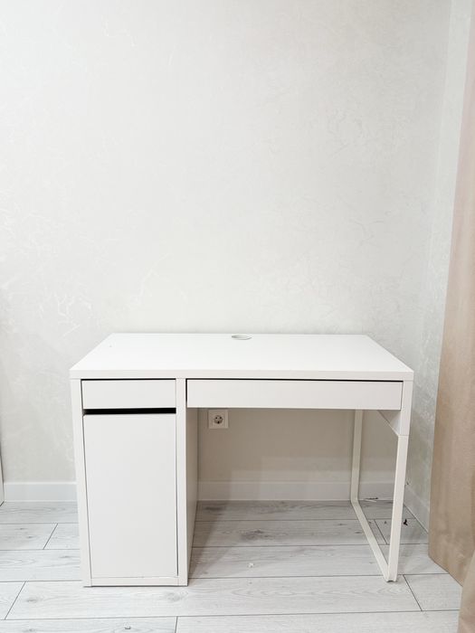 Письменный стол.