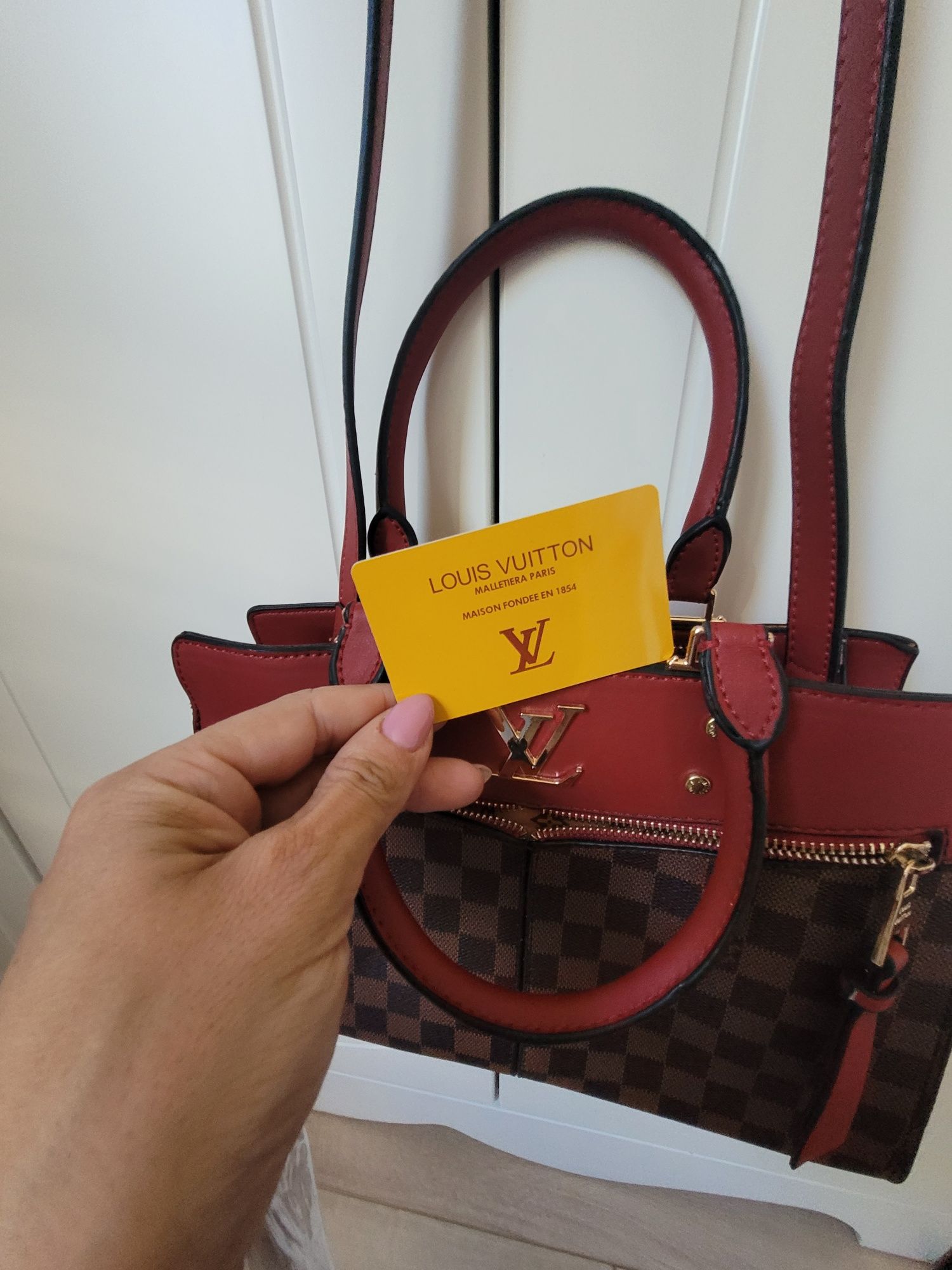 Чанта Louise Vuitton кафяво с червено неизползвана