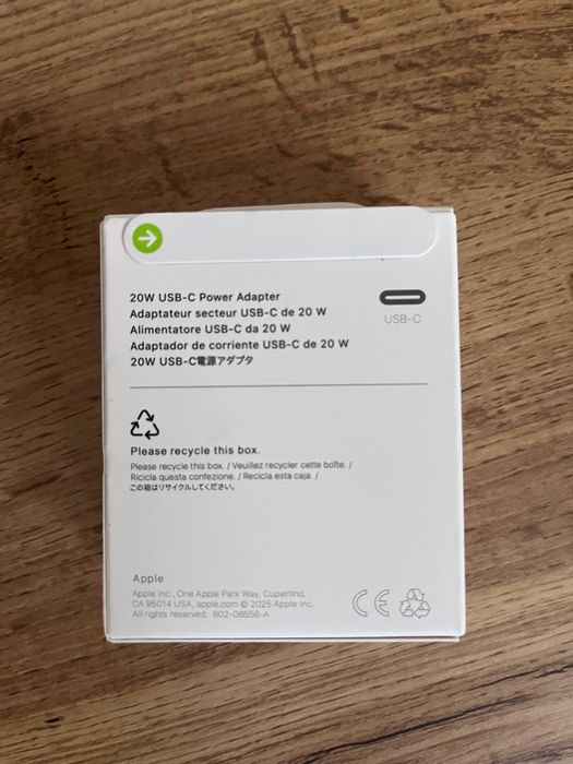 Продавам чисто ново и неразпечатано оригинално зарядно