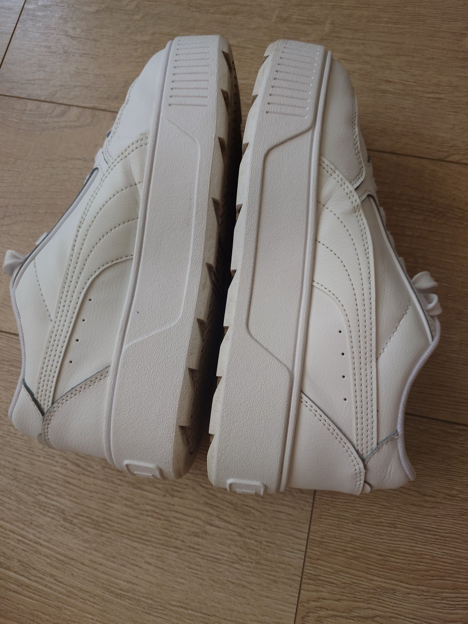 Puma олекотени бели кецове