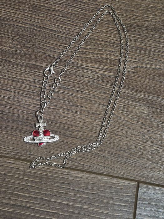 Lănțișor tip Vivienne Westwood in forma de inima roșie