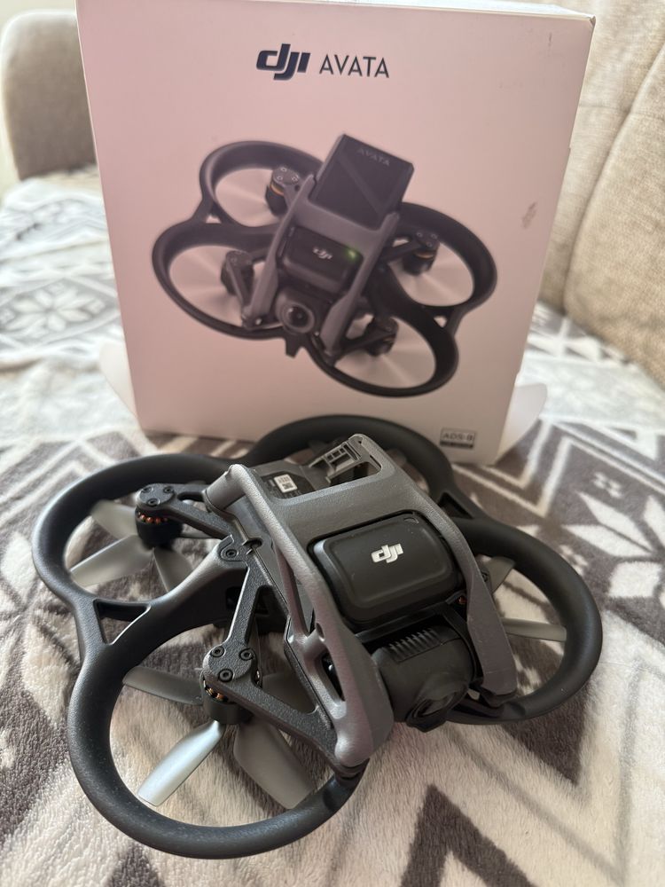 Drona Dji Avata cu telecomanda