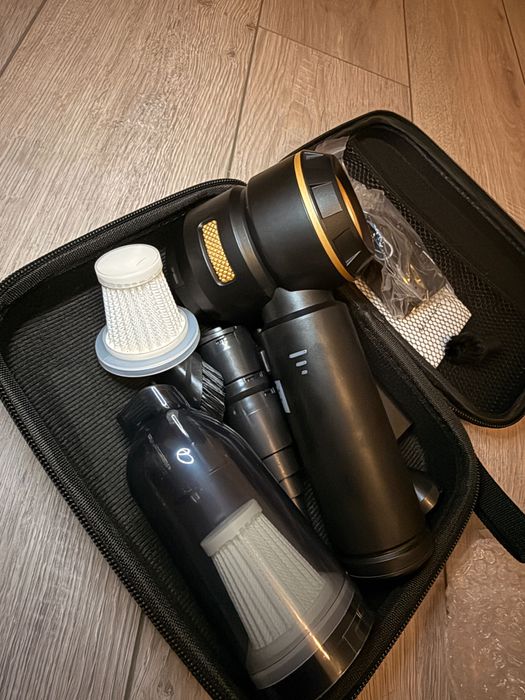 Vacuum cleaner, ideal pentru curățenia în mașină și casa