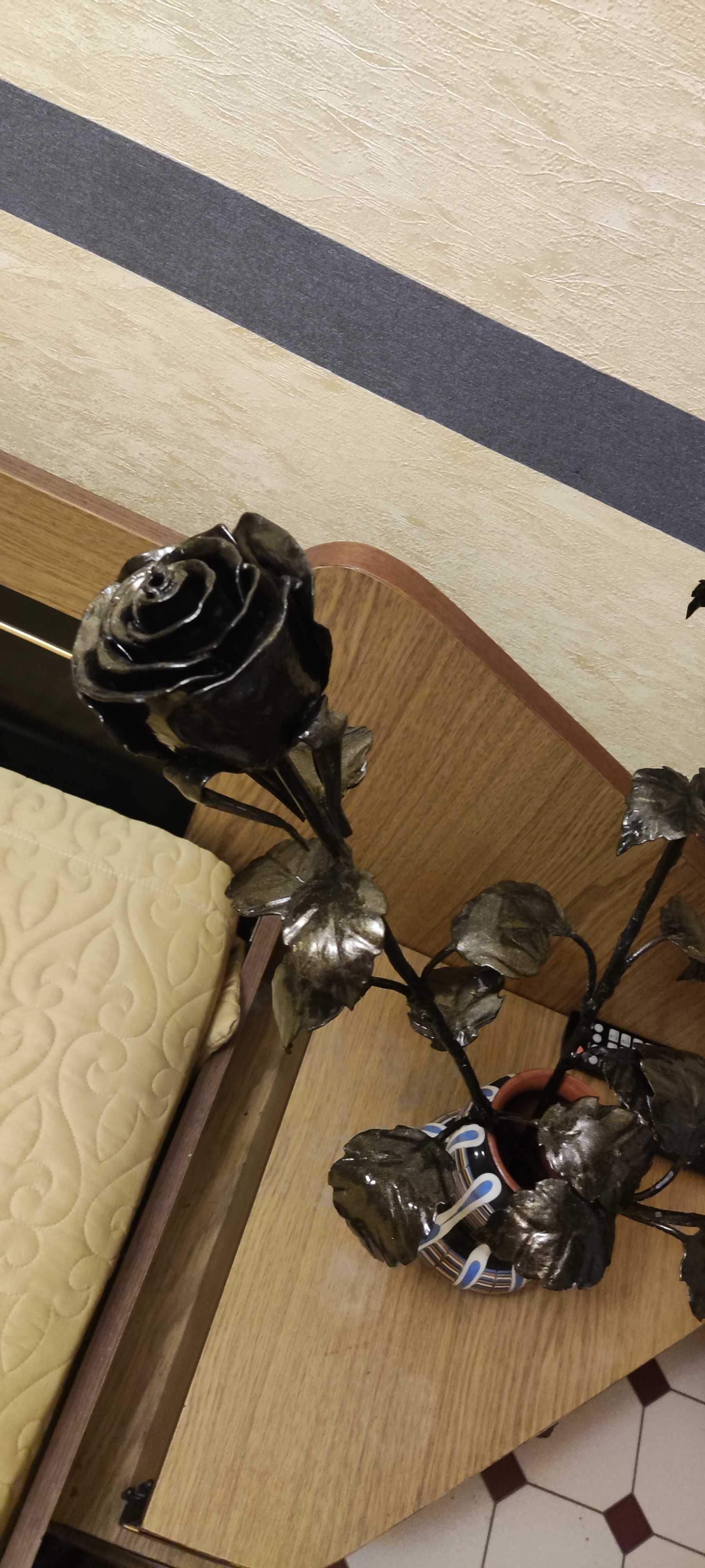 Роза из металла окрашенная.