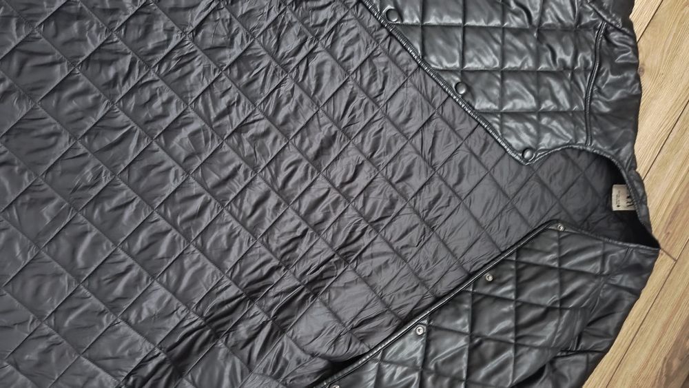 Jachetă lungă, impermeabila, matlasată. Modernă și foarte puțin purtat