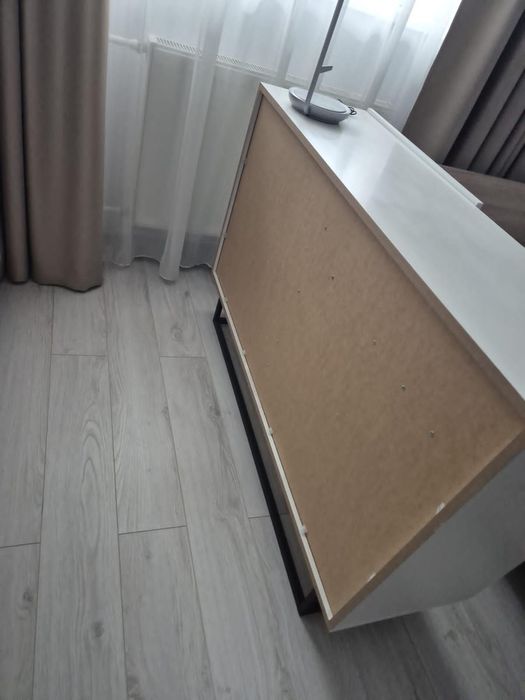 Vand comoda minimalista cadru metalic negru