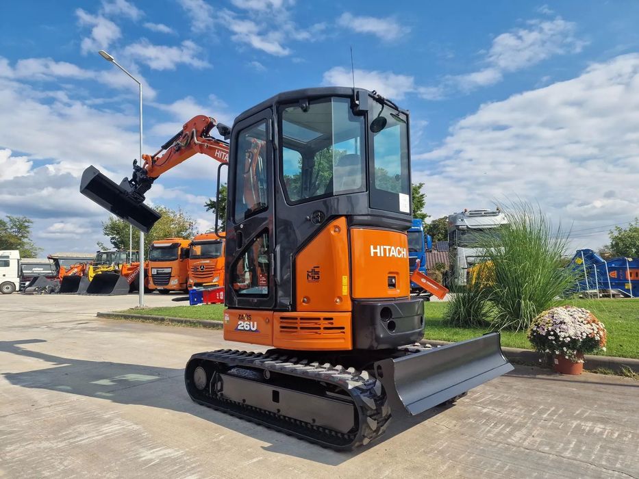 Hitachi 2,7t, CUPLA RAPIDA cu INCLINARE CUPE, 2021, 627h, cupe 400mm, 600mm, taluz NOI, senile 80% bune, inst picon, latime 1,5m, Ad sapare 3m, ridica 1,5t, motor 21CP, Produs in JAPONIA, posiblitate leasing 4 ani, CA NOU-PROMOTIE 32.900 EUR+Tva