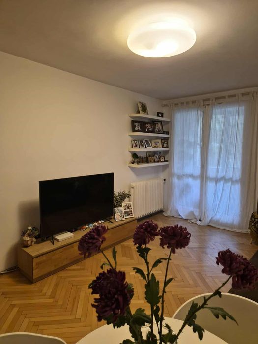 Apartament 3 camere, Dristor