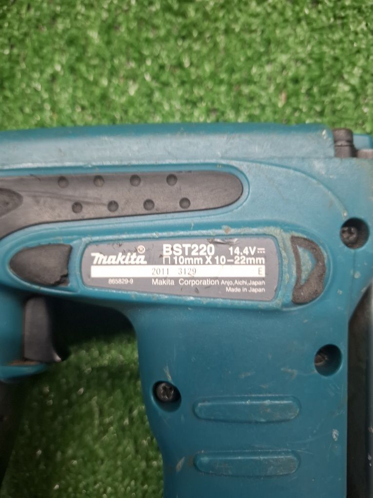 Такер на Makita BST220 с 5 ампера батерия и зарядно