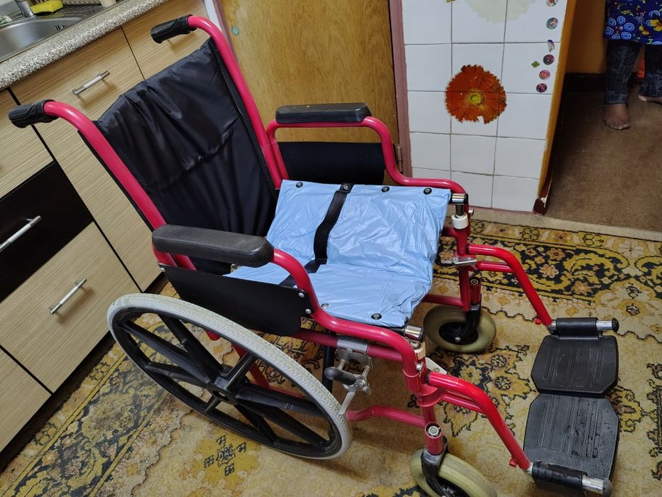 Scaun cu rotile pliabil