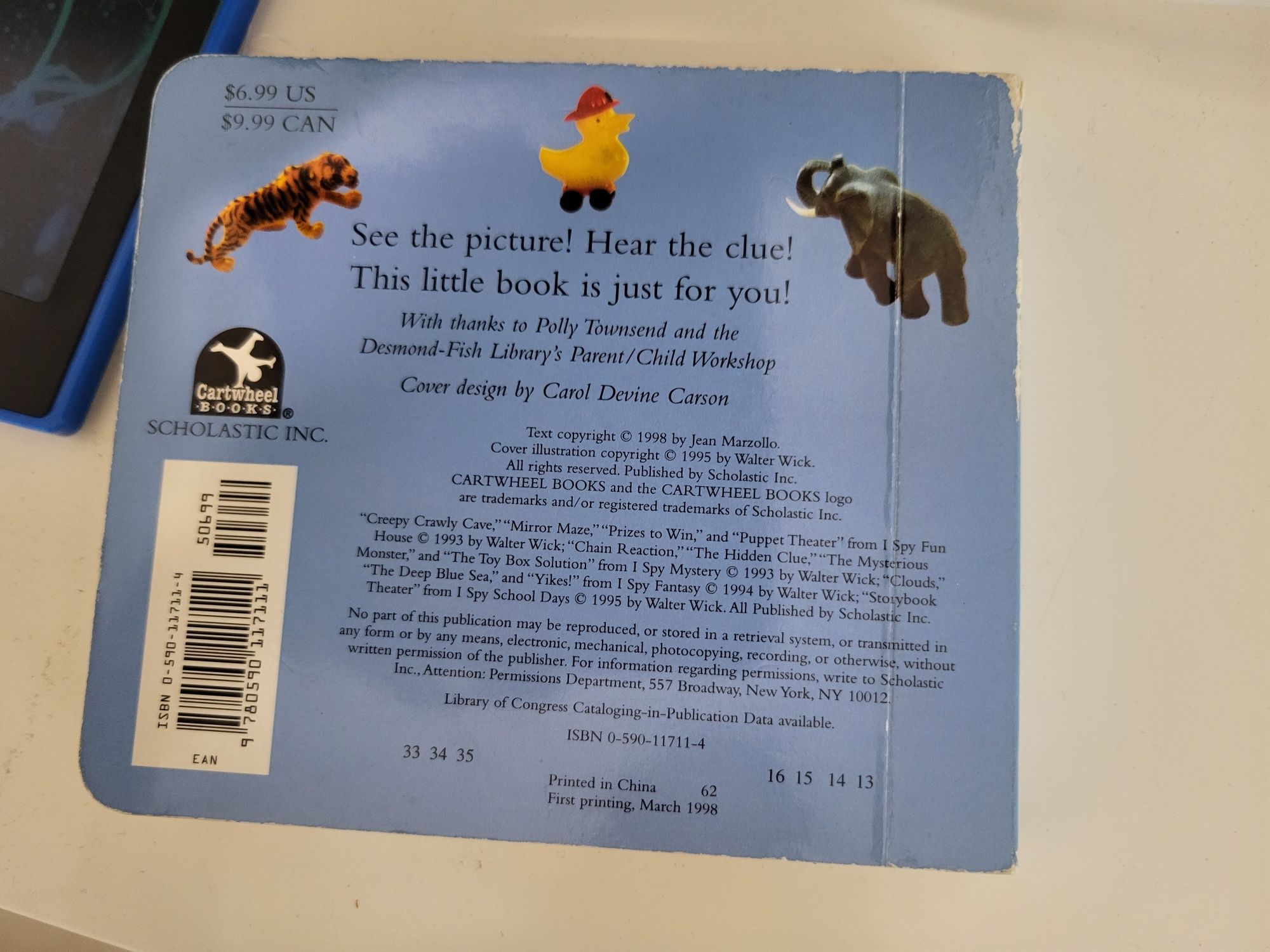 Carte pentru bebe, cu tematica animale, în limba engleza