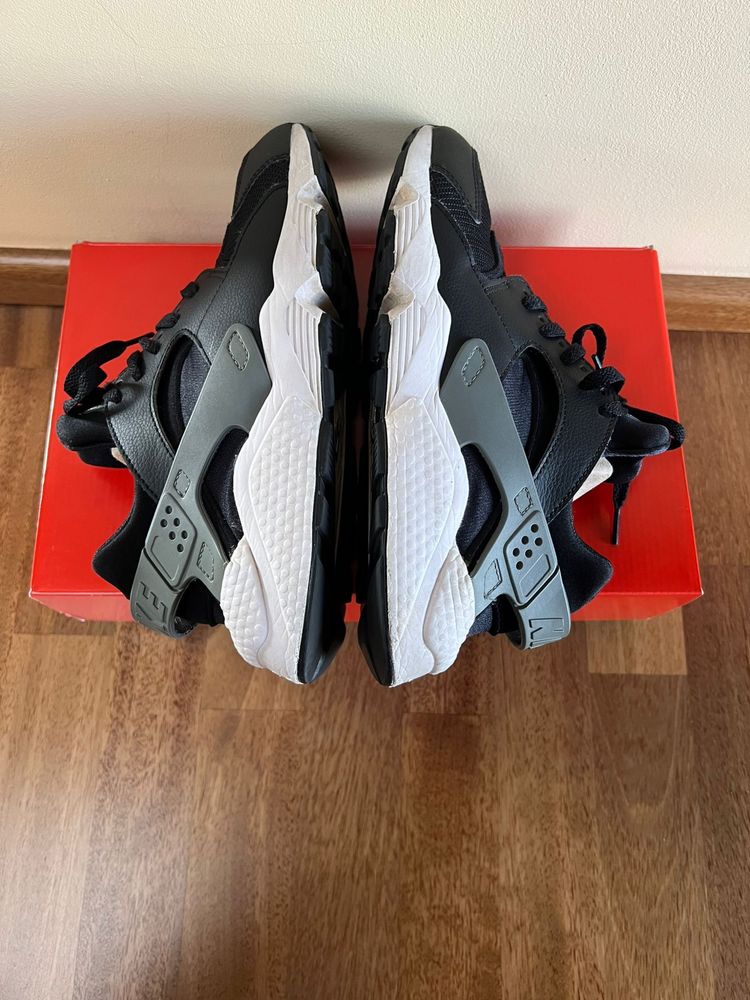 Sneakersi Nike Air Huarache marimea 42.5