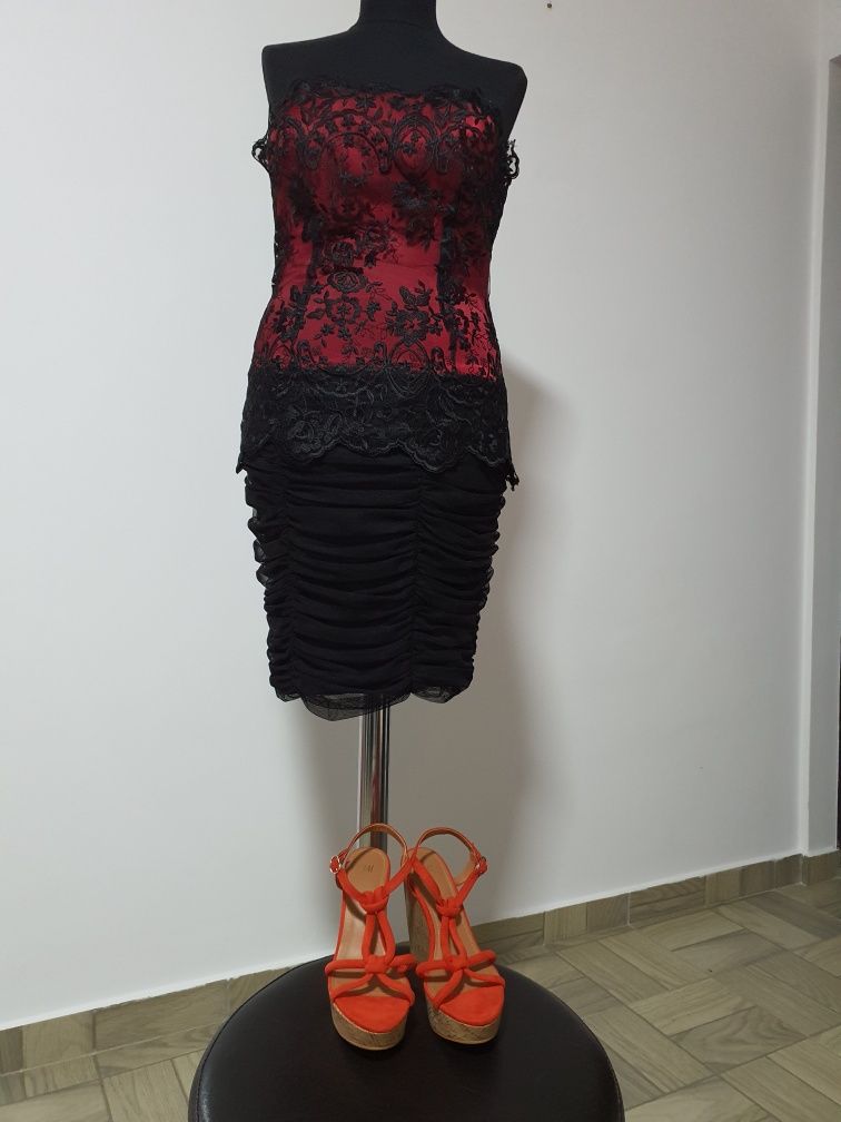 Rochie de seara dantela neagra, model cu flori și tull, corset dantela