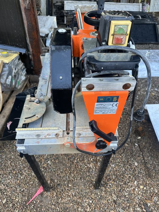 Vand masina taiat pe apa