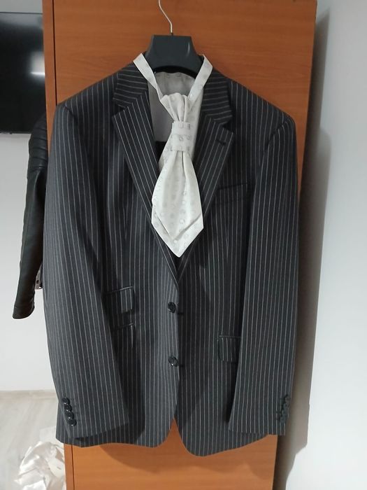 Vand costum bărbați folosit o singura data, 150 lei