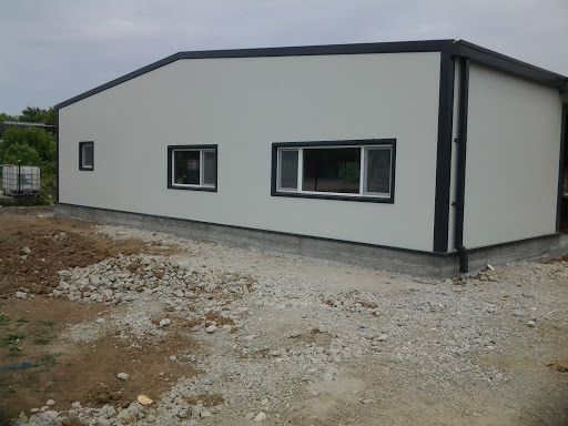 Vand hala metalica 11m x 23m complecta cu panou sandwich