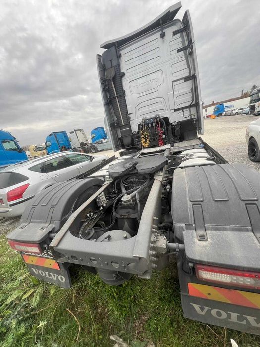 Volvo cap tractor 2016 – gri – stare foarte bună, gata de lucru