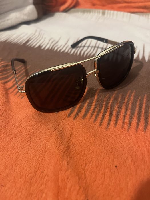 Vând ochelari de soare