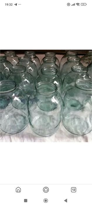 Трёх литровые банки, стеклянные.
