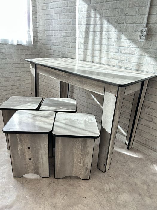 Продам кухонный стол +4 стула