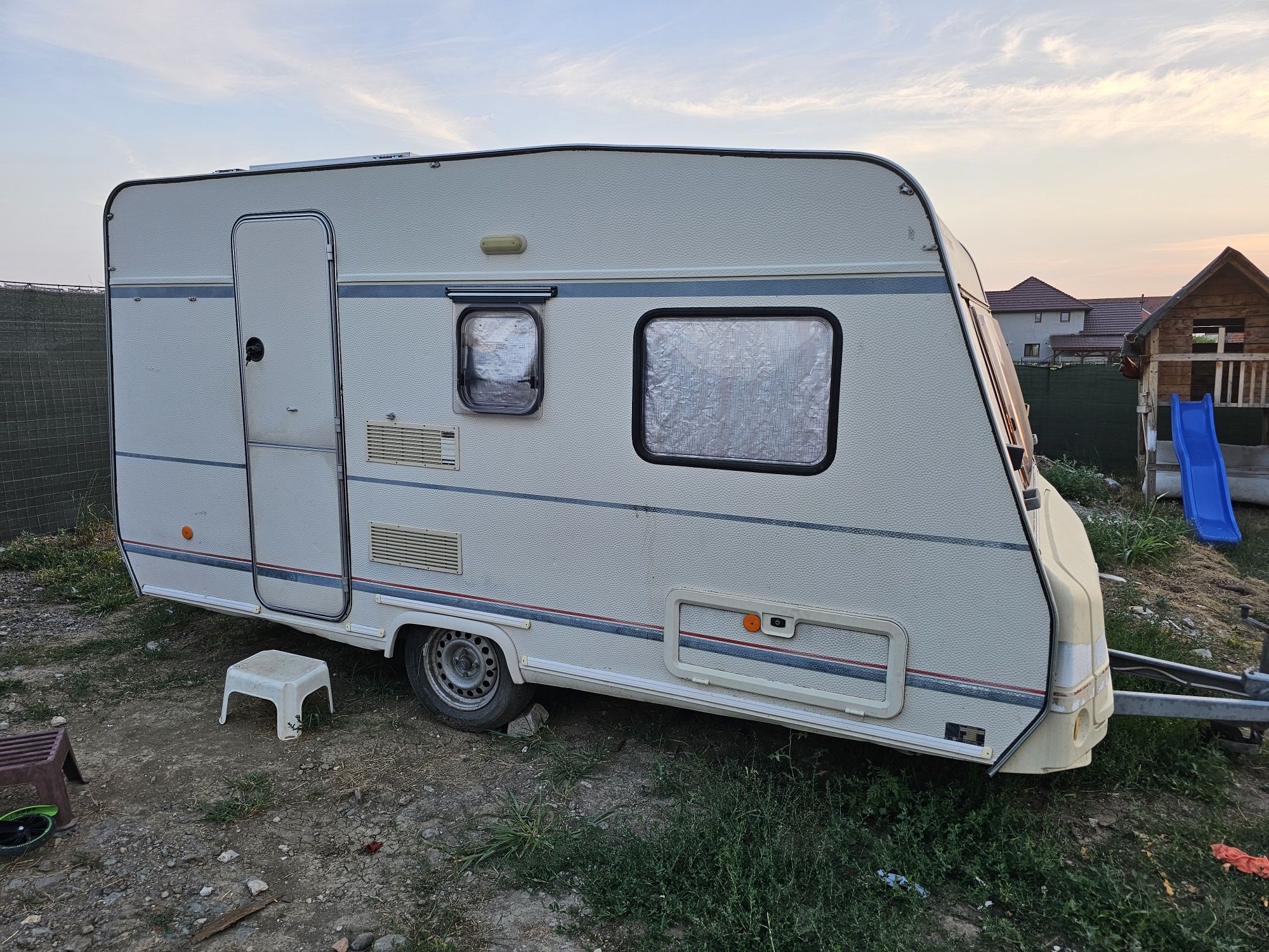 Rulota Burstner 4.2m cu cort si 4 locuri dormit